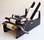 Аппликатор самоклеящихся этикеток Labelmatic для цилиндрической тары, ручной Аппликатор самоклеящихся этикеток Labelmatic для цилиндрической тары, ручной